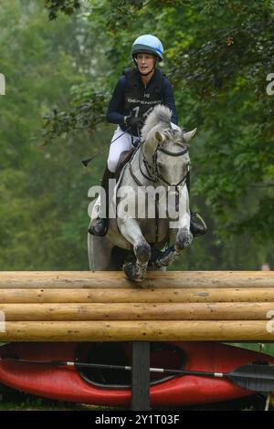 Defender Burghley Horse Trials 2024. XC-CC5 Cross Country, Samstag, 7. September 2024. Isabella Innes (GBR) auf dem Highway Jumping bei der Defender Forelle Stockfoto