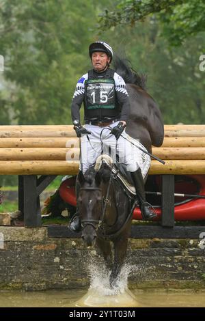 Defender Burghley Horse Trials 2024. XC-CC5 Cross Country, Samstag, 7. September 2024. Daniel Jocelyn (NZL) auf der Blackthorn Cruise Jumping in der Defen Stockfoto