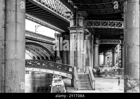 Unter dem Castlefield Railway Viaduct, Manchester UK im Juni, schwarz-weiß - viktorianisches Industrie- und Eisenbahnerbe, wie eine Kathedrale Stockfoto