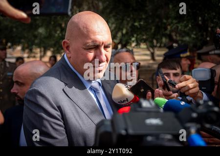 Rom, Rm, Italien. September 2024. GUIDO CROSETTO (Verteidigungsminister) trifft am Ende der Feier zum 81. Jahrestag der Verteidigung Roms mit der Presse zusammen. (Kreditbild: © Marco Di Gianvito/ZUMA Press Wire) NUR REDAKTIONELLE VERWENDUNG! Nicht für kommerzielle ZWECKE! Stockfoto