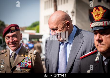 Rom, Rm, Italien. September 2024. GUIDO CROSETTO (Verteidigungsminister) trifft am Ende der Feier zum 81. Jahrestag der Verteidigung Roms mit der Presse zusammen. (Kreditbild: © Marco Di Gianvito/ZUMA Press Wire) NUR REDAKTIONELLE VERWENDUNG! Nicht für kommerzielle ZWECKE! Stockfoto