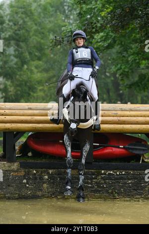 Defender Burghley Horse Trials 2024. XC-CC5 Cross Country, Samstag, 7. September 2024. Holly Richardson (GBR) auf Bally Louis springt beim Defender Stockfoto