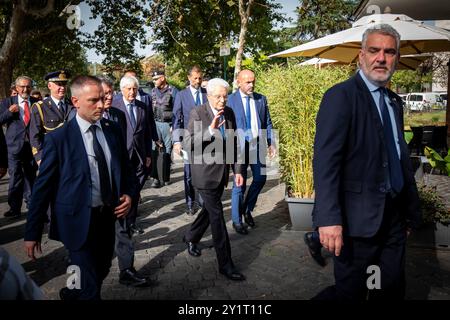 Rom, Rm, Italien. September 2024. Der italienische Präsident SERGIO MATTARELLA erreicht den Park des Widerstands während der Feier des 81. Jahrestages der Verteidigung Roms. (Kreditbild: © Marco Di Gianvito/ZUMA Press Wire) NUR REDAKTIONELLE VERWENDUNG! Nicht für kommerzielle ZWECKE! Stockfoto