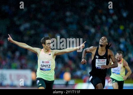 Zürich, Schweiz. September 2024. Zürich, 5. September 2024: Lionel Spitz (SUI) feiert den Sieg des 400m Men Events in der Wanda Diamond League Weltklasse Zürich im Stadion Letzigrund in Zürich. (Daniela Porcelli/SPP) Credit: SPP Sport Press Photo. /Alamy Live News Stockfoto