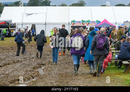 Dorchester, Dorset, Großbritannien. September 2024. Wetter in Großbritannien: Besucher der Dorset County Show in Dorchester in Dorset waten durch dicken Schlamm, nachdem der Regen gestern und über Nacht den Boden gesättigt hat. Bildnachweis: Graham Hunt/Alamy Live News Stockfoto