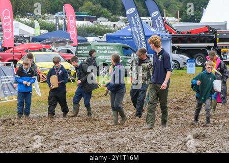 Dorchester, Dorset, Großbritannien. September 2024. Wetter in Großbritannien: Besucher der Dorset County Show in Dorchester in Dorset waten durch dicken Schlamm, nachdem der Regen gestern und über Nacht den Boden gesättigt hat. Bildnachweis: Graham Hunt/Alamy Live News Stockfoto