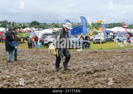 Dorchester, Dorset, Großbritannien. September 2024. Wetter in Großbritannien: Besucher der Dorset County Show in Dorchester in Dorset waten durch dicken Schlamm, nachdem der Regen gestern und über Nacht den Boden gesättigt hat. Bildnachweis: Graham Hunt/Alamy Live News Stockfoto