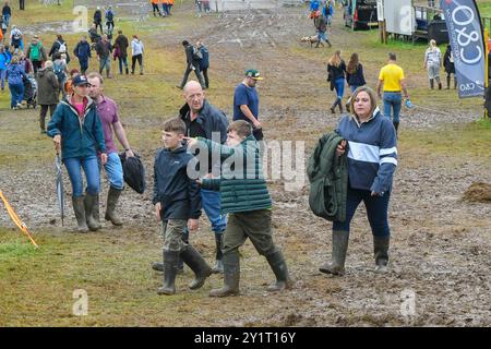 Dorchester, Dorset, Großbritannien. September 2024. Wetter in Großbritannien: Besucher der Dorset County Show in Dorchester in Dorset waten durch dicken Schlamm, nachdem der Regen gestern und über Nacht den Boden gesättigt hat. Bildnachweis: Graham Hunt/Alamy Live News Stockfoto