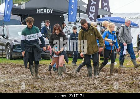 Dorchester, Dorset, Großbritannien. September 2024. Wetter in Großbritannien: Besucher der Dorset County Show in Dorchester in Dorset waten durch dicken Schlamm, nachdem der Regen gestern und über Nacht den Boden gesättigt hat. Bildnachweis: Graham Hunt/Alamy Live News Stockfoto