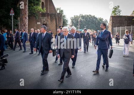 Rom, Rm, Italien. September 2024. Der italienische Präsident SERGIO MATTARELLA erreicht den Park des Widerstands während der Feier des 81. Jahrestages der Verteidigung Roms. (Kreditbild: © Marco Di Gianvito/ZUMA Press Wire) NUR REDAKTIONELLE VERWENDUNG! Nicht für kommerzielle ZWECKE! Stockfoto