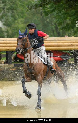 Defender Burghley Horse Trials 2024. XC-CC5 Cross Country, Samstag, 7. September 2024. Andrew Heffernan (NED) auf Harthill Phantom Jumping at the Defe Stockfoto