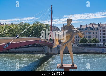 Lyon, Franc. Die Skulptur The Weight of Oneself der skandinavischen Künstler Elmgreen und Dragset wurde 2013 am rechten Ufer der Saone eröffnet Stockfoto