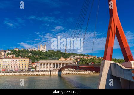 Landschaft an einem sonnigen Tag entlang des Flusses Saone und des Hügels Fourviere, Lyon, Frankreich Stockfoto