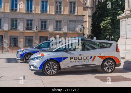 Lyon, Frankreich. Juni 2024. Polizeifahrzeuge parkten tagsüber vor einem historischen Gebäude Stockfoto