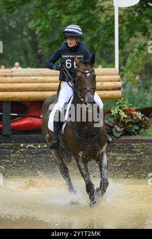 Defender Burghley Horse Trials 2024. XC-CC5 Cross Country, Samstag, 7. September 2024. Rose Nesbitt (GBR) auf z.B. Michealangelo springt beim Defender Stockfoto