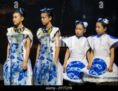 Chinesische Kinder führen eine Show mit dem Titel Ancient Ships, Edinburgh Festival Fringe, Schottland, Großbritannien auf Stockfoto