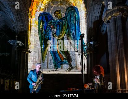 Der Saxophonist Tommy Smith tritt als Künstlerin Maria Rud Paints in der St Giles Cathedral in Luminescene auf, Edinburgh Festival Fringe, Schottland, Großbritannien Stockfoto