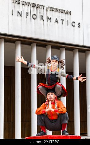 Französisches Clown-Duo mit Akrobatik, Informatics Building, Edinburgh Festival Fringe, Schottland, Großbritannien Stockfoto