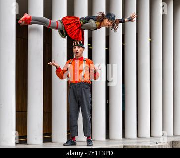 Französisches Clown-Duo mit Akrobatik, Informatics Building, Edinburgh Festival Fringe, Schottland, Großbritannien Stockfoto