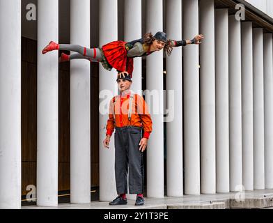 Französisches Clown-Duo mit Akrobatik, Informatics Building, Edinburgh Festival Fringe, Schottland, Großbritannien Stockfoto