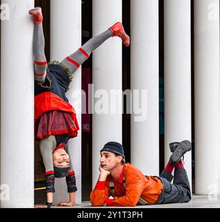 Französisches Clown-Duo mit Akrobatik, Informatics Building, Edinburgh Festival Fringe, Schottland, Großbritannien Stockfoto