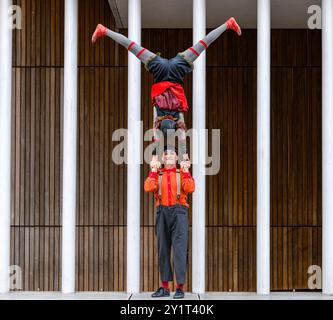 Französisches Clown-Duo mit Akrobatik, Informatics Building, Edinburgh Festival Fringe, Schottland, Großbritannien Stockfoto