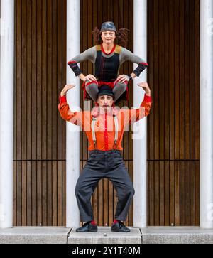 Französisches Clown-Duo mit Akrobatik, Informatics Building, Edinburgh Festival Fringe, Schottland, Großbritannien Stockfoto