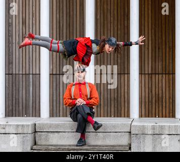 Französisches Clown-Duo mit Akrobatik, Informatics Building, Edinburgh Festival Fringe, Schottland, Großbritannien Stockfoto