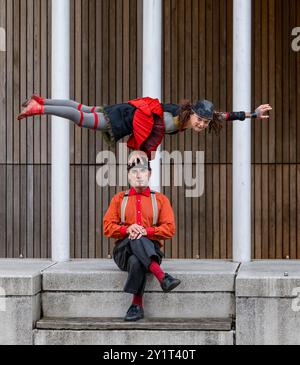 Französisches Clown-Duo mit Akrobatik, Informatics Building, Edinburgh Festival Fringe, Schottland, Großbritannien Stockfoto