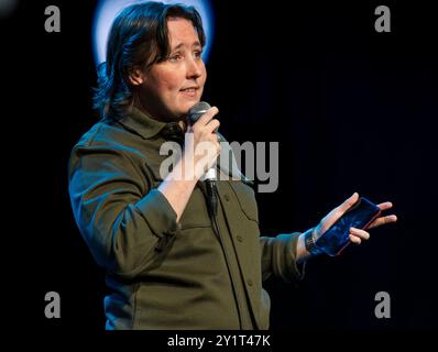 Schottischer Politiker der SNP Mhairi Black auf der Bühne, Edinburgh Festival Fringe, Schottland, Großbritannien Stockfoto