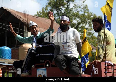 Srinagar, Jammu Und Kahmir, Indien. September 2024. Muddasir Hassan, Kandidat der AAM Aadmi Party (AAP) für das Rajpora Assembly Segment, hat eine mutige Vision angekündigt, die darauf abzielt, den Einfluss der traditionellen und dynastischen Politik in der Region zu brechen. Als neues Gesicht in der politischen Landschaft hat sich Hassan dazu verpflichtet, den AAP-Gelübden ein Ende der dynastischen Politik in einer neuen Ära transparenter Regierungsführung im Rajpora District Pulwama South Kaschmir zu setzen. (Kreditbild: © Nisar UL Haq Allaie/Pacific Press via ZUMA Press Wire) NUR REDAKTIONELLE VERWENDUNG! Nicht für kommerzielle ZWECKE! Stockfoto