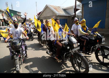 Srinagar, Jammu Und Kahmir, Indien. September 2024. Muddasir Hassan, Kandidat der AAM Aadmi Party (AAP) für das Rajpora Assembly Segment, hat eine mutige Vision angekündigt, die darauf abzielt, den Einfluss der traditionellen und dynastischen Politik in der Region zu brechen. Als neues Gesicht in der politischen Landschaft hat sich Hassan dazu verpflichtet, den AAP-Gelübden ein Ende der dynastischen Politik in einer neuen Ära transparenter Regierungsführung im Rajpora District Pulwama South Kaschmir zu setzen. (Kreditbild: © Nisar UL Haq Allaie/Pacific Press via ZUMA Press Wire) NUR REDAKTIONELLE VERWENDUNG! Nicht für kommerzielle ZWECKE! Stockfoto