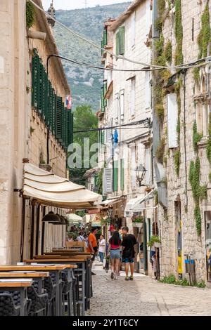 Stimmungsvolle Seitenstraße oder historische Straße in der kroatischen Stadt sinj Neast Split. Touristen erkunden die historische Stadt sinj in der Nähe von Split kroatien. Stockfoto