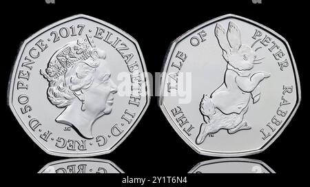 Die Vorder- und Rückseite der 50p-Münze der Geschichte von Peter Rabbit, die 2017 von der Royal Mint ausgegeben wurde Stockfoto