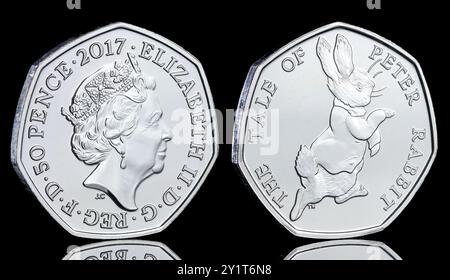 Die Vorder- und Rückseite der 50p-Münze der Geschichte von Peter Rabbit, die 2017 von der Royal Mint ausgegeben wurde Stockfoto