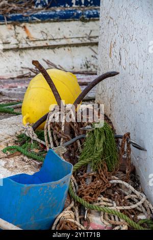 Anker- und Angelschwimmer in zufälliger nautischer Zusammensetzung von Fischern oder Schleppnetzgeräten an einem Dock Stockfoto