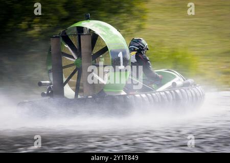 23/06/24 Hovercraft Racer fliegen über den See in der Whittlebury Hall, nahe Towcester, beim zweitägigen Wochenendtreffen des Hovercraft Club of Great Britain in Stockfoto