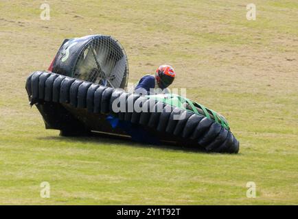 23/06/24 Hovercraft Racer fliegen über den See in der Whittlebury Hall, nahe Towcester, beim zweitägigen Wochenendtreffen des Hovercraft Club of Great Britain in Stockfoto