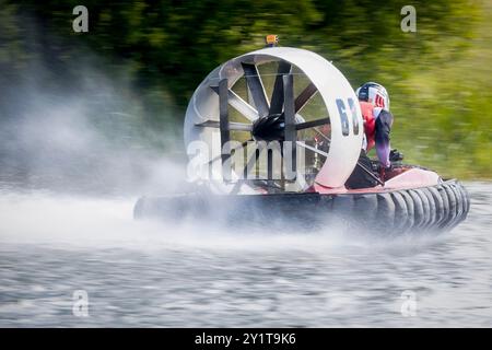 23/06/24 Hovercraft Racer fliegen über den See in der Whittlebury Hall, nahe Towcester, beim zweitägigen Wochenendtreffen des Hovercraft Club of Great Britain in Stockfoto