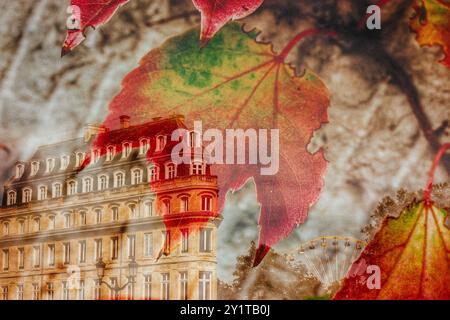 Herbstrot-grüne Traubenblätter und altes Gebäude an der französischen Straße doppelt belichtet. Herbstreisen. Herbstreise nach Europa. Künstlerisches Reiseposter. Stockfoto