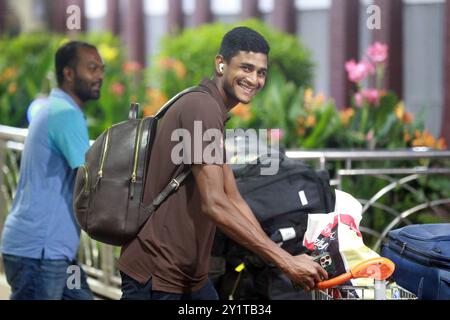 Nach seiner Rückkehr aus der historischen Testserie gewinnt der Bangladesche Pacer Nahid Rana den Gastgeber Pakistan am Hazrat Shahjalal International Airport, Kurmitola, DHA Stockfoto