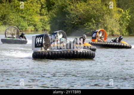 23/06/24 Hovercraft Racer fliegen über den See in der Whittlebury Hall, nahe Towcester, beim zweitägigen Wochenendtreffen des Hovercraft Club of Great Britain in Stockfoto