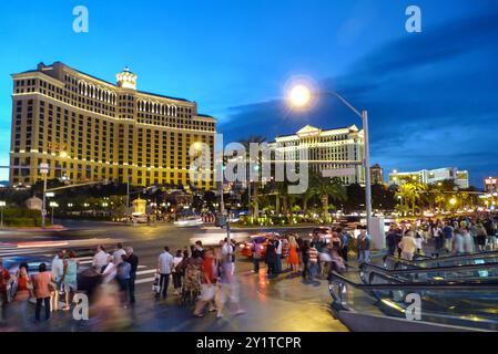 Las Vegas, Nevada, USA. April 2010. Las Vegas Strip mit Blick auf das Bellagio Hotel in der Dämmerung Stockfoto