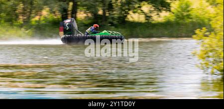 23/06/24 Hovercraft Racer fliegen über den See in der Whittlebury Hall, nahe Towcester, beim zweitägigen Wochenendtreffen des Hovercraft Club of Great Britain in Stockfoto