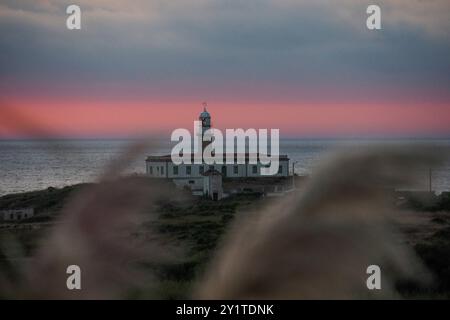 Atlantikküste am Rias Baixas in Galicien, Spanien. Berühmter Leuchtturm von Larino in der Nähe von carnota Stockfoto