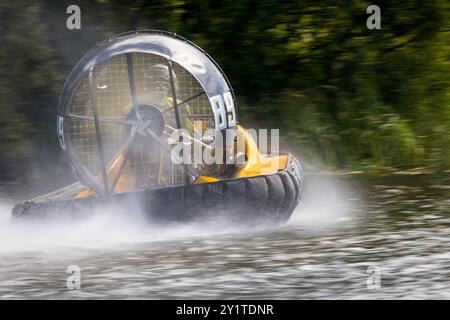 23/06/24 Hovercraft Racer fliegen über den See in der Whittlebury Hall, nahe Towcester, beim zweitägigen Wochenendtreffen des Hovercraft Club of Great Britain in Stockfoto