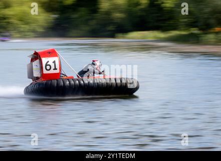 23/06/24 Hovercraft Racer fliegen über den See in der Whittlebury Hall, nahe Towcester, beim zweitägigen Wochenendtreffen des Hovercraft Club of Great Britain in Stockfoto