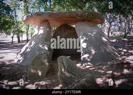 Galicien, Spanien. Die antike Grabstätte DOLMEN DE AXEITOS. Symbol der antiken Zivilisation. Oktober 2007 Stockfoto