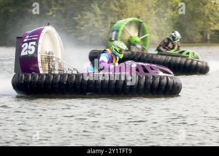 23/06/24 Hovercraft Racer fliegen über den See in der Whittlebury Hall, nahe Towcester, beim zweitägigen Wochenendtreffen des Hovercraft Club of Great Britain in Stockfoto