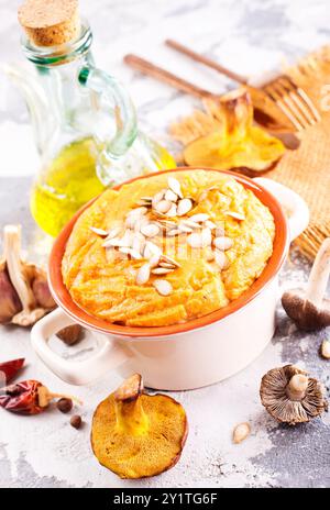 Vegetarische Herbst-Kürbis-Cremesuppe mit Samen Stockfoto